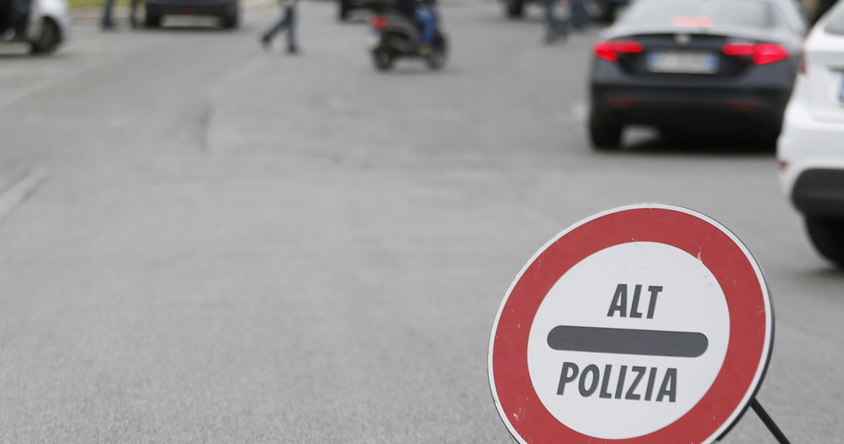 oristano ubriaco al posto di blocco lancia benzina sull agente e prova a dargli fuoco arrestato da Liberoquotidiano.it oristano ubriaco al posto di blocco lancia benzina sull agente e prova a dargli fuoco arrestato