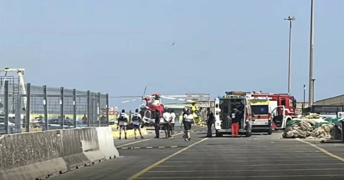 catamarano in fiamme affonda a tor san lorenzo urla gambe rotte finisce male da Liberoquotidiano.it catamarano in fiamme affonda a tor san lorenzo urla gambe rotte finisce male