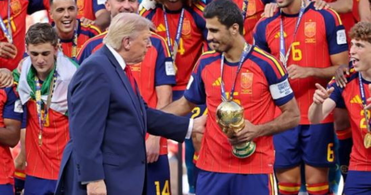 spagna argentina il gesto di rodri per fregare trump scena mai vista alla premiazione di un mondiale da Liberoquotidiano.it spagna argentina il gesto di rodri per fregare trump scena mai vista alla premiazione di un mondiale