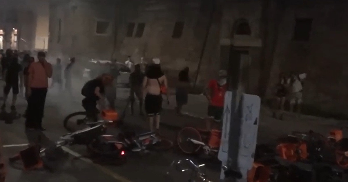 fakir i violenti aizzati dalla sinistra sfasciano la citt224 e aggrediscono le divise caos a bologna da Liberoquotidiano.it fakir i violenti aizzati dalla sinistra sfasciano la citt224 e aggrediscono le divise caos a bologna
