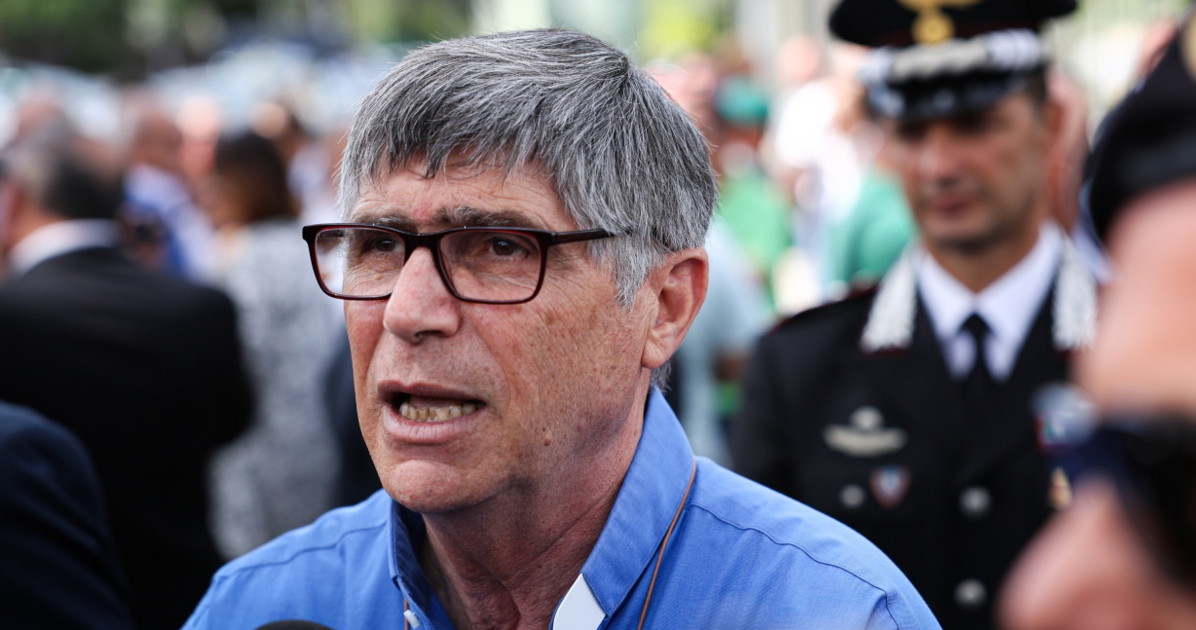 don patriciello mette la sinistra spalle al muro non volano schiaffi ma coltelli da Liberoquotidiano.it don patriciello mette la sinistra spalle al muro non volano schiaffi ma coltelli