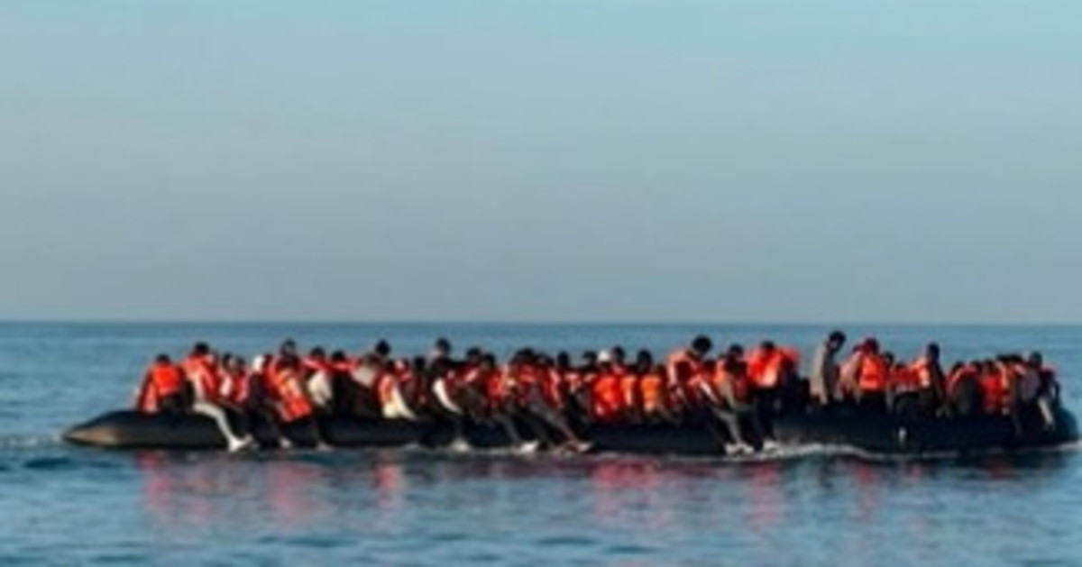 migranti sbarco da record 165 clandestini su un solo gommone da Liberoquotidiano.it migranti sbarco da record 165 clandestini su un solo gommone