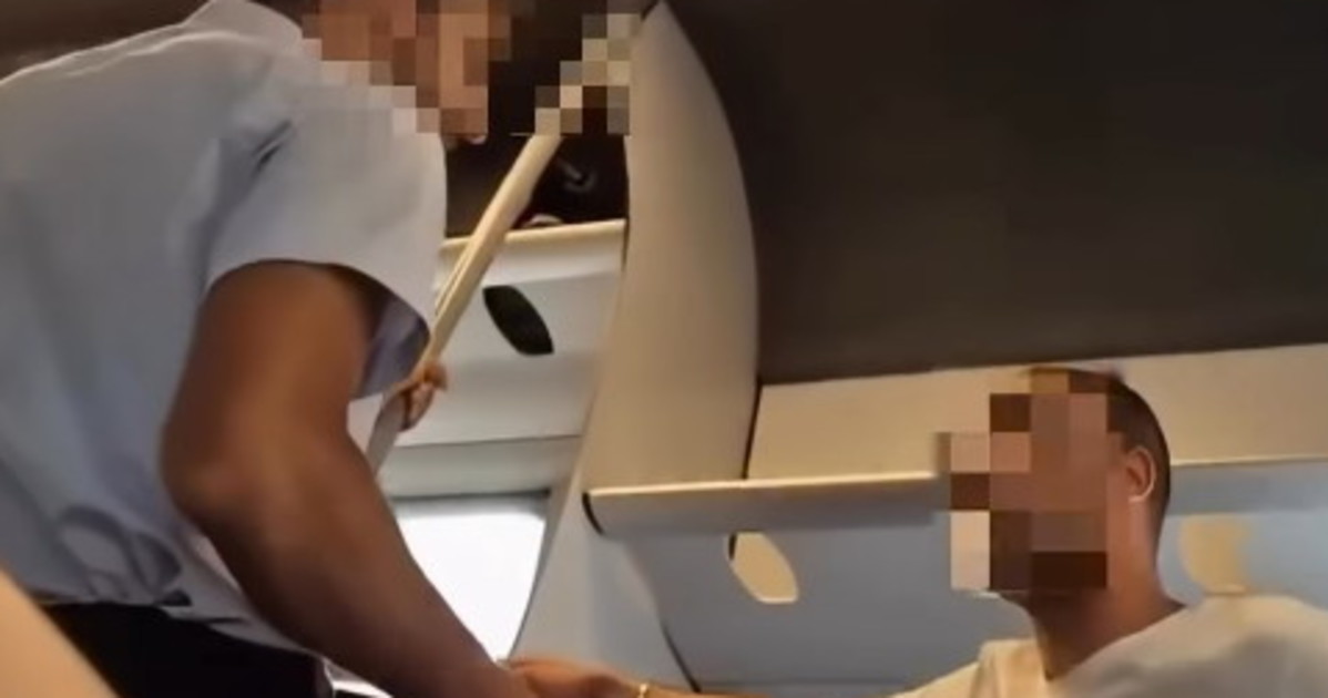 fakir la rissa col capotreno non ho il biglietto chiami gli sbirri di ma cos236 uccidono anche me da Liberoquotidiano.it fakir la rissa col capotreno non ho il biglietto chiami gli sbirri di ma cos236 uccidono anche me