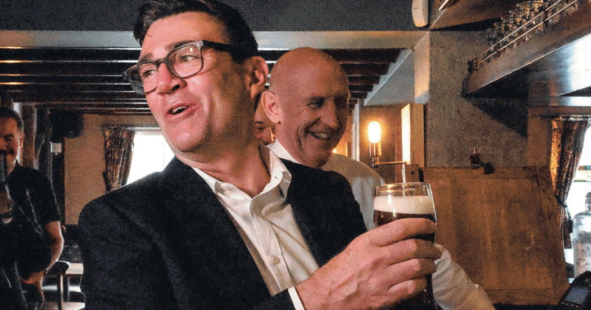 il nuovo premier inglese spilla birra nei video social da Liberoquotidiano.it il nuovo premier inglese spilla birra nei video social