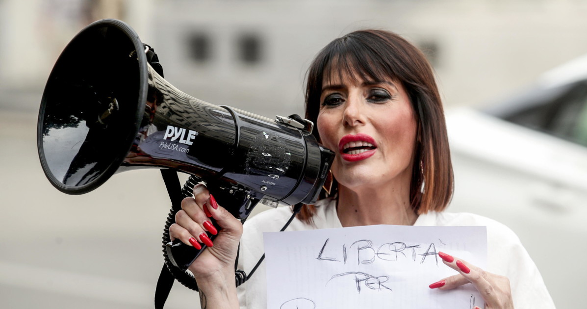 mario roggero stefania caiafa da sola in piazza finisce a insulti da Liberoquotidiano.it mario roggero stefania caiafa da sola in piazza finisce a insulti