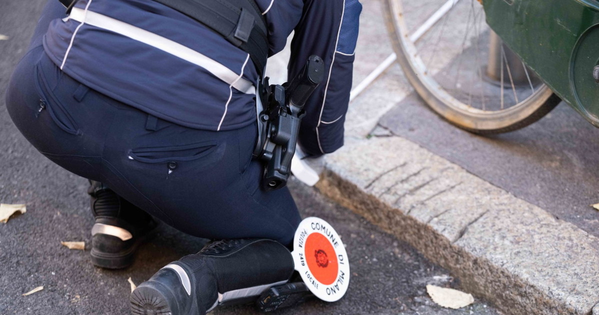 livorno tenta di accoltellare l agente lui spara finisce male per lo straniero da Liberoquotidiano.it livorno tenta di accoltellare l agente lui spara finisce male per lo straniero