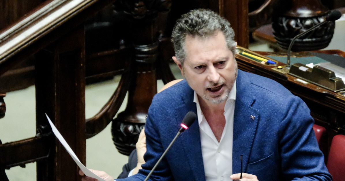 borrelli offende musumeci e la sicilia sugli alberi a mangiare banane il ministro lo gela da Liberoquotidiano.it borrelli offende musumeci e la sicilia sugli alberi a mangiare banane il ministro lo gela