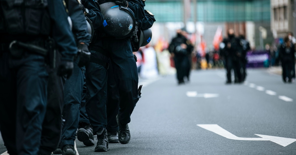 repubblica ceca uomo accoltella tre persone per strada catturato da Liberoquotidiano.it repubblica ceca uomo accoltella tre persone per strada catturato