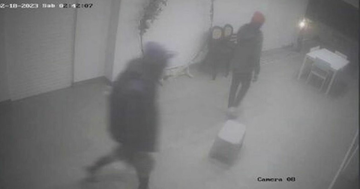 torino vede un ladro in casa con la telecamera e chiama il 112 che fine fa il bandito da Liberoquotidiano.it torino vede un ladro in casa con la telecamera e chiama il 112 che fine fa il bandito