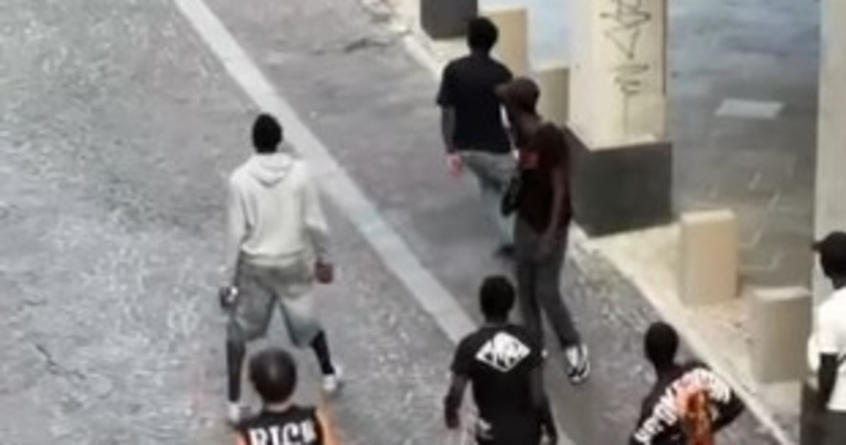 Lecco, bande di magrebini e africani si affrontano per strada: il video