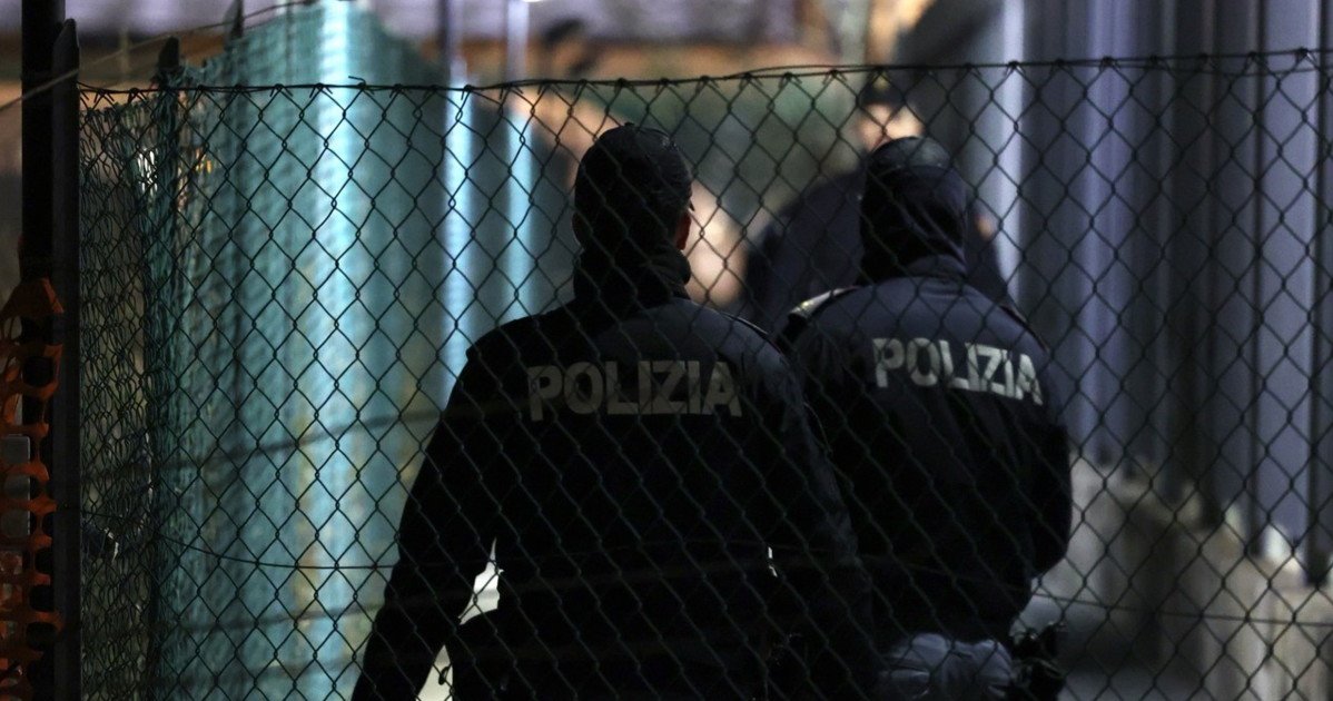 bologna l agente gli chiede di abbassare la musica lo straniero gli rompe il naso da Liberoquotidiano.it bologna l agente gli chiede di abbassare la musica lo straniero gli rompe il naso