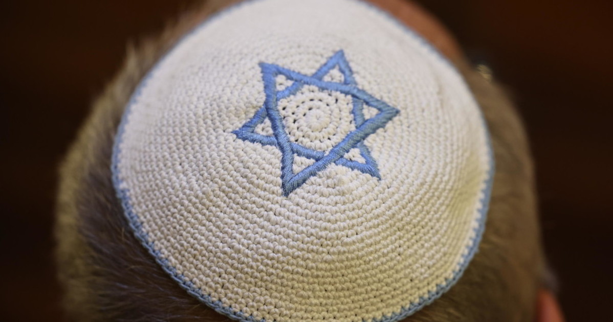 roma spray urticante e calci contro un 22enne con la kippah orrore e indignazione da Liberoquotidiano.it roma spray urticante e calci contro un 22enne con la kippah orrore e indignazione