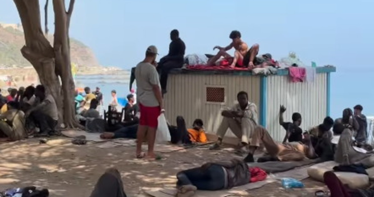 ceuta baraccopoli di migranti marocchini sulla spiaggia le immagini choc da Liberoquotidiano.it ceuta baraccopoli di migranti marocchini sulla spiaggia le immagini choc