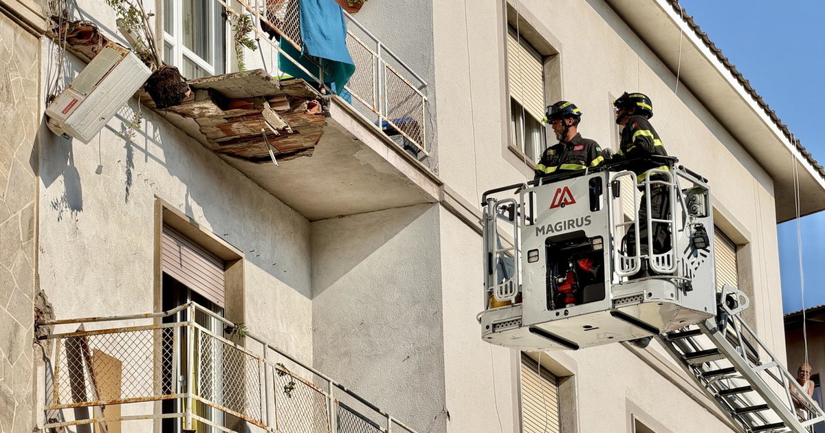 crolla il balcone mentre stende i panni livorno sotto choc da Liberoquotidiano.it crolla il balcone mentre stende i panni livorno sotto choc