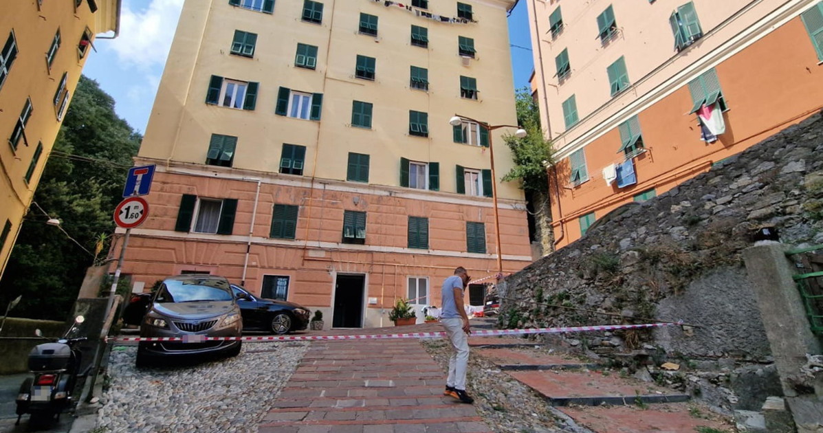 genova accoltella la sorella e poi cade dal balcone morto sul colpo a 26 anni da Liberoquotidiano.it genova accoltella la sorella e poi cade dal balcone morto sul colpo a 26 anni