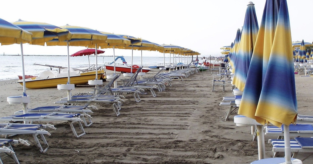 Stroncato da un malore a 47 anni mentre è al bar in spiaggia: dramma a Senigallia Stroncato da un malore a 47 anni mentre è al bar in spiaggia: dramma a Senigallia