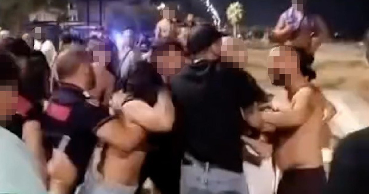 mondragone volano sedie colpi anche tra donne maxi rissa in spiaggia a ferragosto da Liberoquotidiano.it mondragone volano sedie colpi anche tra donne maxi rissa in spiaggia a ferragosto