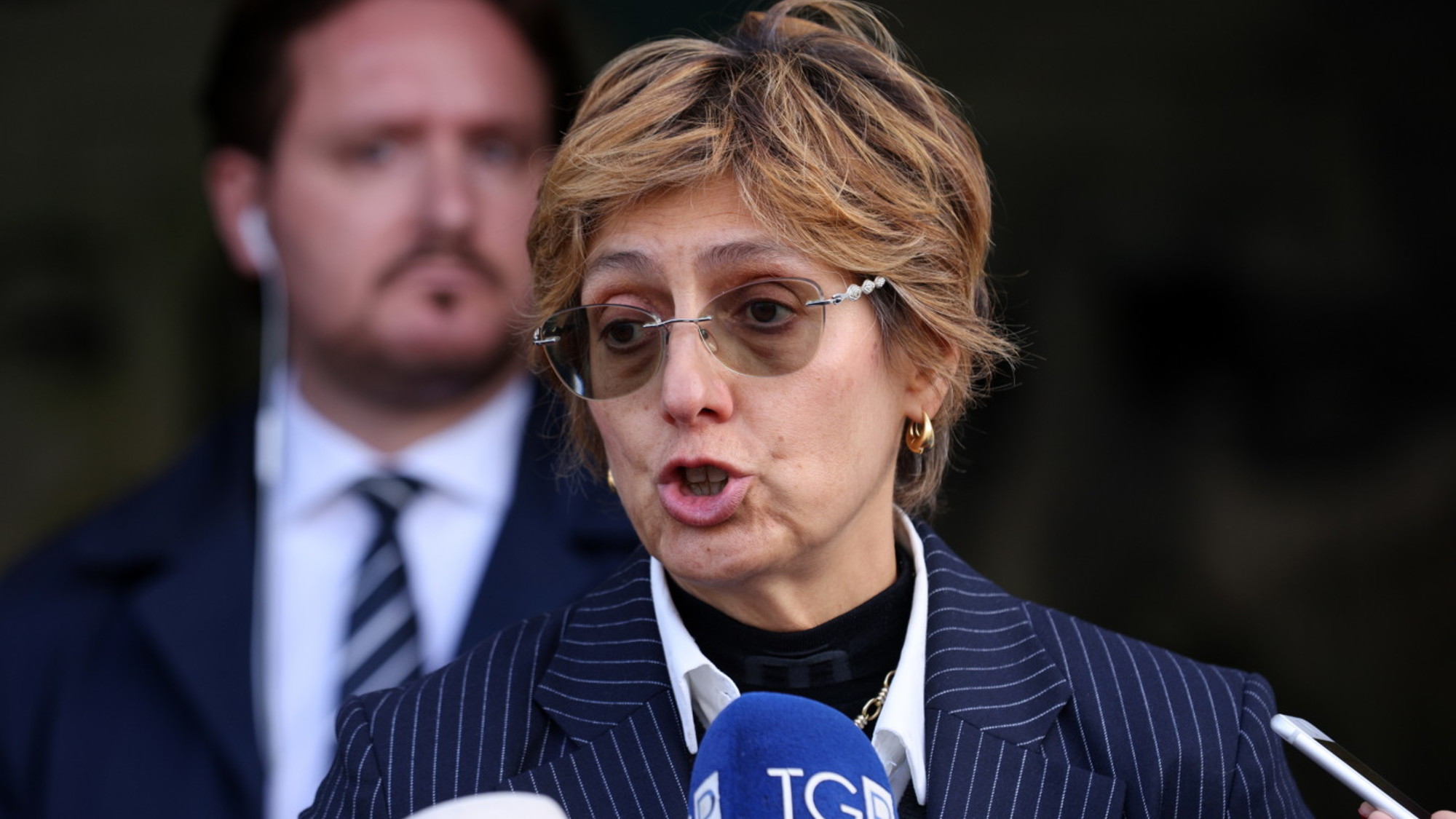 bongiorno se un uomo perseguita una donna non bastano i divieti serve soltanto il carcere siete d accordo da Liberoquotidiano.it bongiorno se un uomo perseguita una donna non bastano i divieti serve soltanto il carcere siete d accordo
