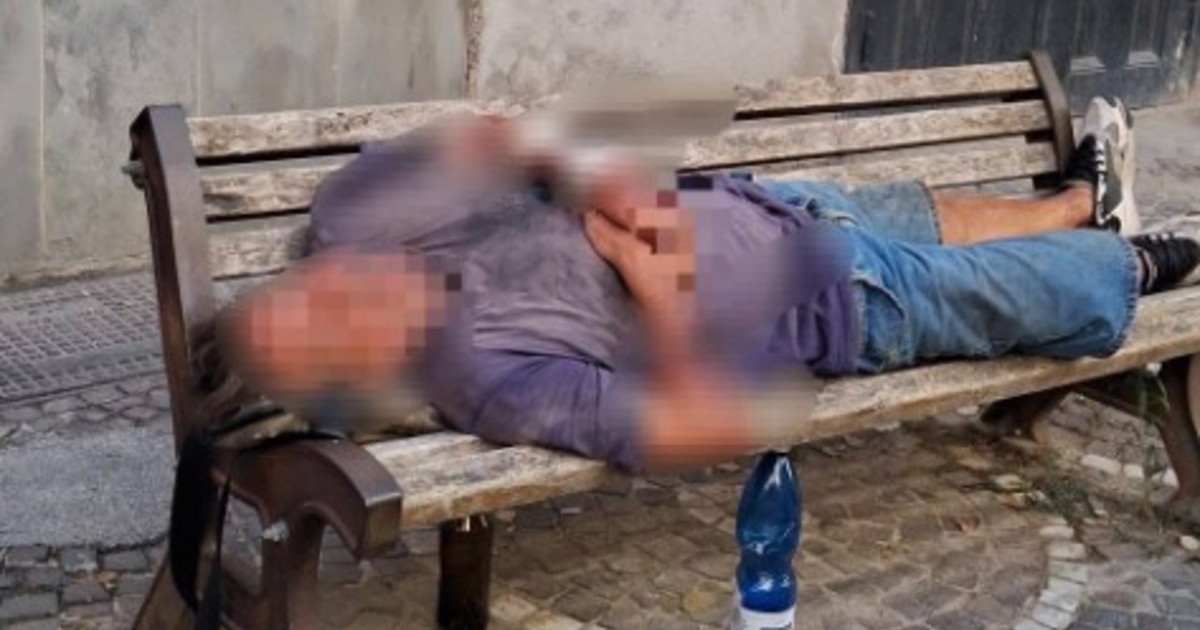 l ex stellina del napoli ridotto a clochard la foto sconvolgente sulla panchina da Liberoquotidiano.it l ex stellina del napoli ridotto a clochard la foto sconvolgente sulla panchina