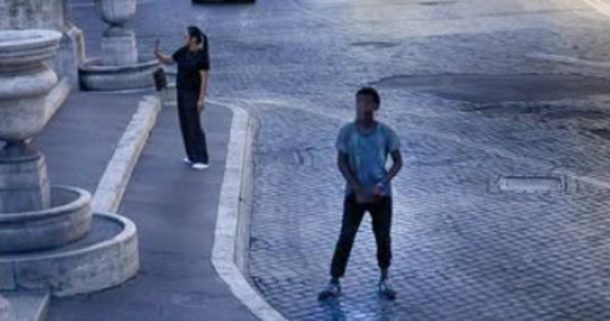 roma nordafricano urina davanti al campidoglio sotto il naso di gualtieri da Liberoquotidiano.it roma nordafricano urina davanti al campidoglio sotto il naso di gualtieri