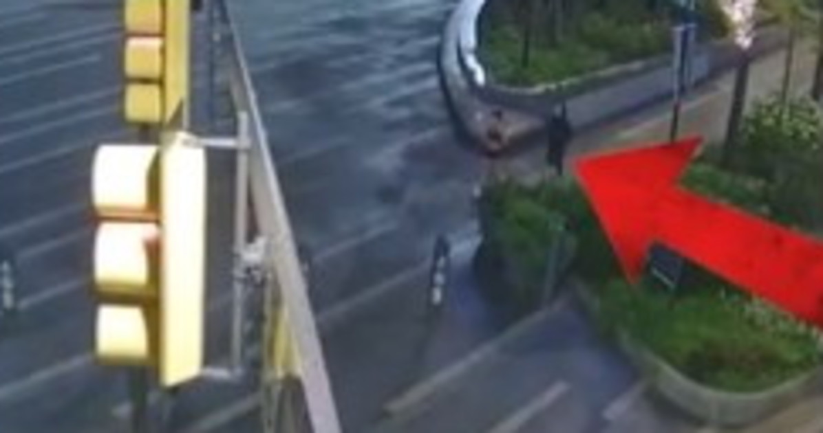 l uomo mascherato da bambola assassina semina il panico in citt224 sei pronta a morire da Liberoquotidiano.it l uomo mascherato da bambola assassina semina il panico in citt224 sei pronta a morire