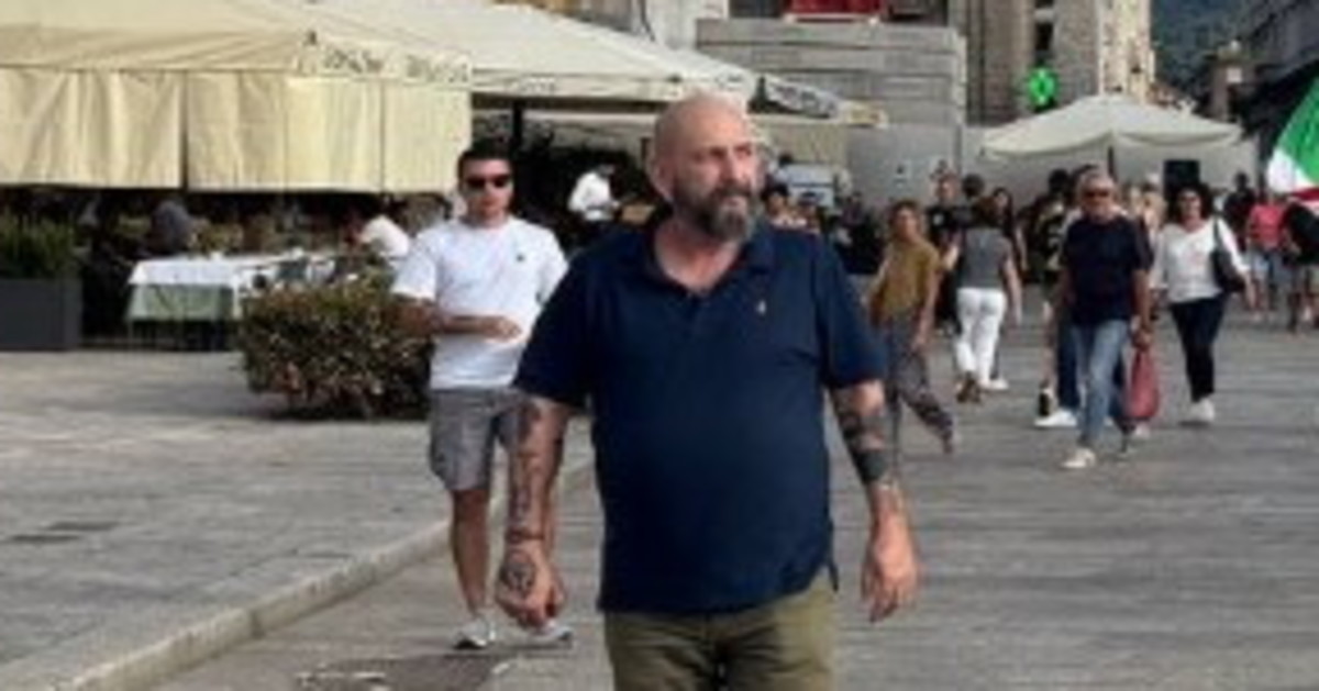 remigrazione a como spuntano le bandiere italiane tra turisti e passanti da Liberoquotidiano.it remigrazione a como spuntano le bandiere italiane tra turisti e passanti
