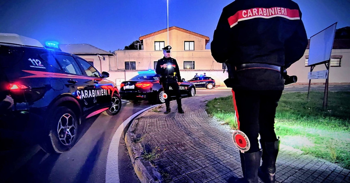 grosseto auto impazzita non si ferma all alt lo schianto e l arrivo dei carabinieri chi c era alla guida da Liberoquotidiano.it grosseto auto impazzita non si ferma all alt lo schianto e l arrivo dei carabinieri chi c era alla guida