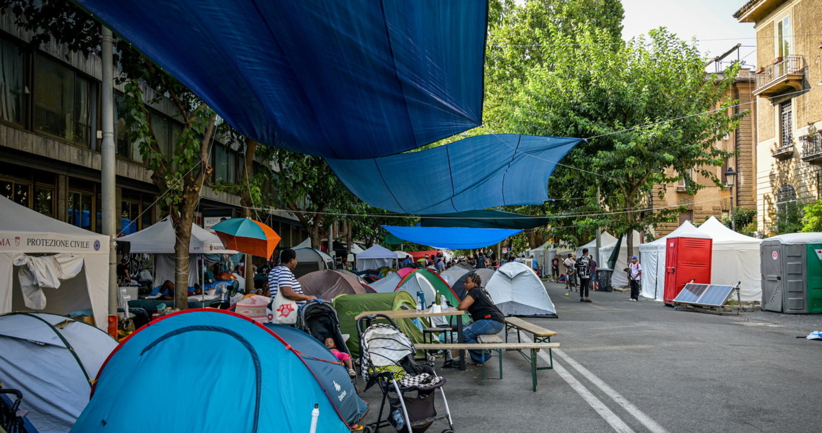 dopo il palazzo spin time occupa la strada da Liberoquotidiano.it dopo il palazzo spin time occupa la strada
