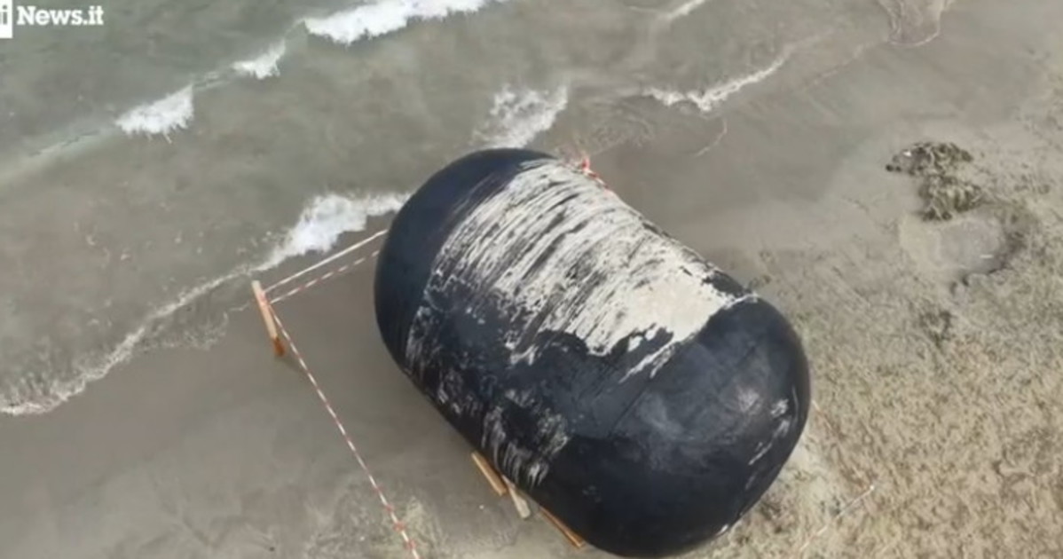alassio enorme cilindro misterioso si arena sulla spiaggia indagini in corso da Liberoquotidiano.it alassio enorme cilindro misterioso si arena sulla spiaggia indagini in corso