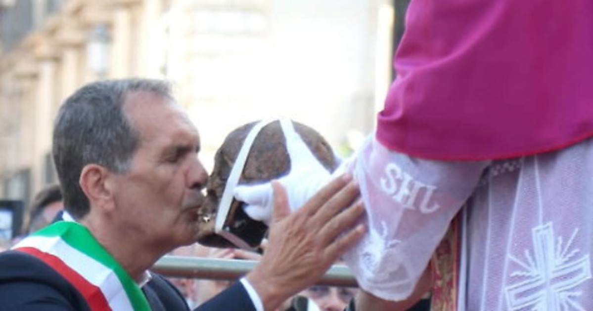 la derisione laicista delle reliquie cristiane da Liberoquotidiano.it la derisione laicista delle reliquie cristiane