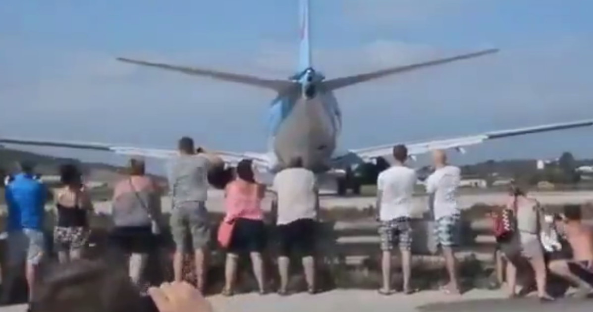 skiathos assiste al decollo dell aereo travolta dal getto d aria gravissima una turista italiana da Liberoquotidiano.it skiathos assiste al decollo dell aereo travolta dal getto d aria gravissima una turista italiana