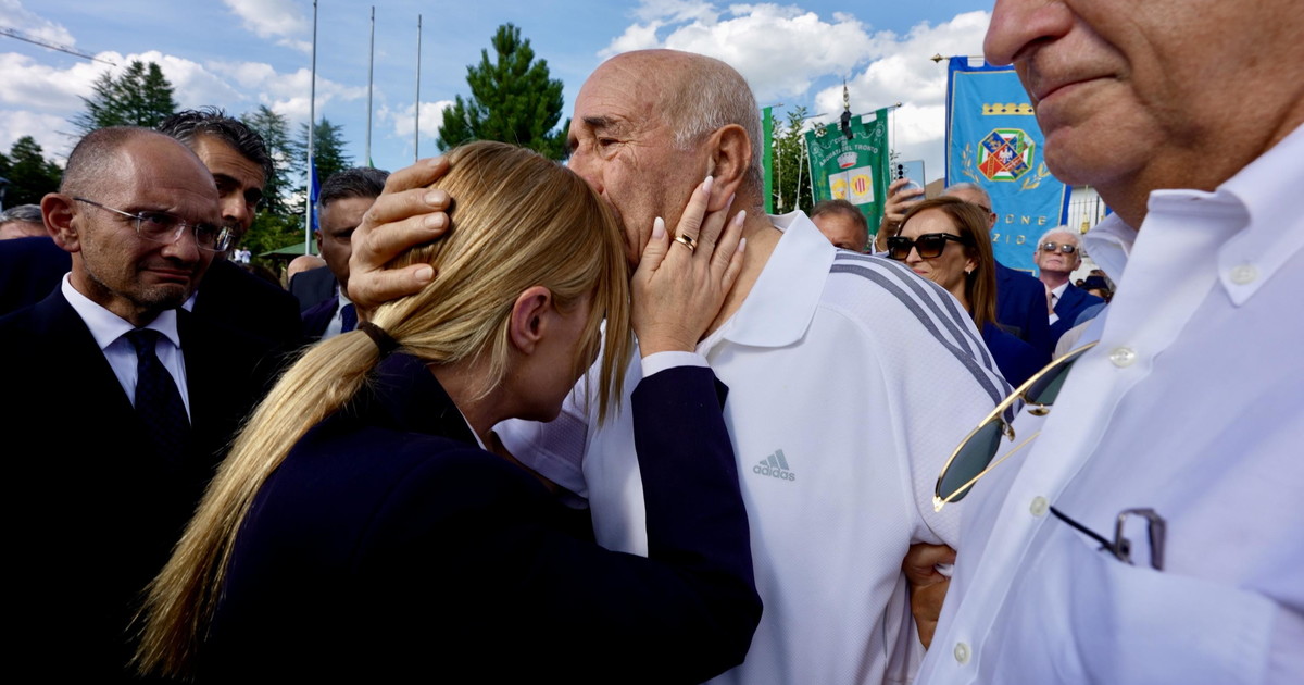 meloni ad amatrice e la foto con un familiare delle vittime insulti gratuiti da Liberoquotidiano.it meloni ad amatrice e la foto con un familiare delle vittime insulti gratuiti