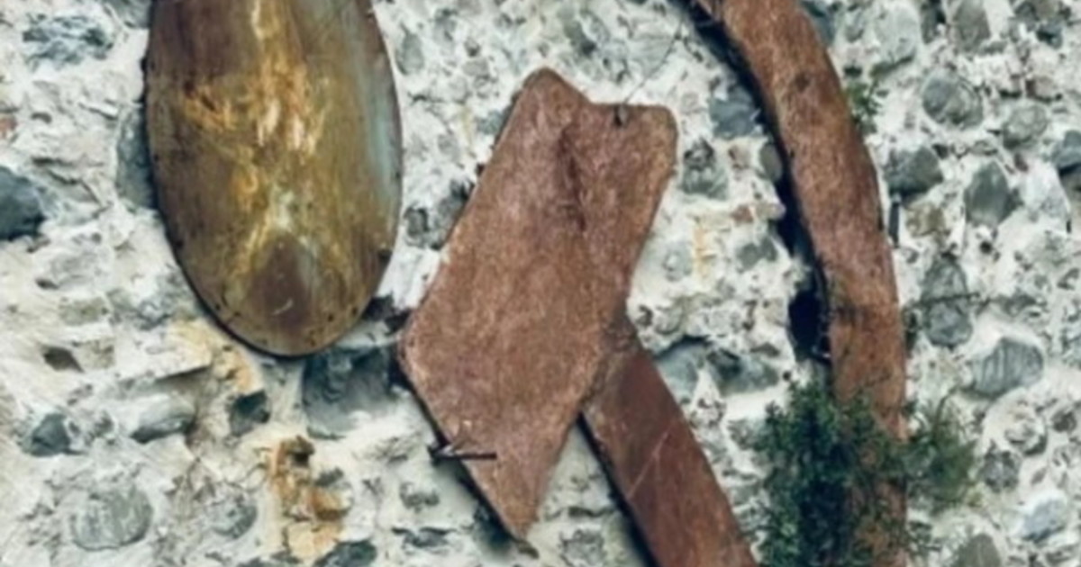 montorio vomano via la falce e martello vandali comunisti cosa ci piazzano da Liberoquotidiano.it montorio vomano via la falce e martello vandali comunisti cosa ci piazzano