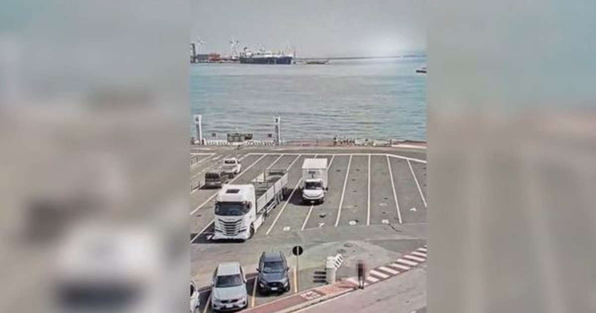 piombino l autista scende e il furgone finisce in mare la reazione dei turisti video da Liberoquotidiano.it piombino l autista scende e il furgone finisce in mare la reazione dei turisti video
