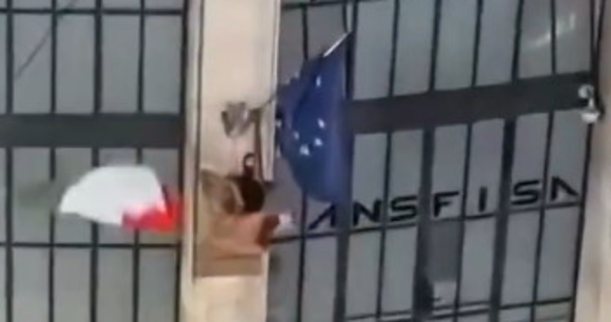 gi249 le mani dal tricolore l italia non pu242 essere la terra dove tutto 232 permesso da Liberoquotidiano.it gi249 le mani dal tricolore l italia non pu242 essere la terra dove tutto 232 permesso