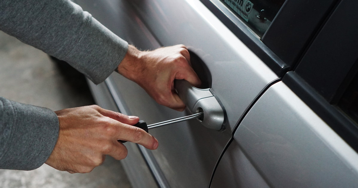 alessandria 48enne sorprende i ladri vicino alla sua auto reagisce e viene accoltellato 232 grave da Liberoquotidiano.it alessandria 48enne sorprende i ladri vicino alla sua auto reagisce e viene accoltellato 232 grave