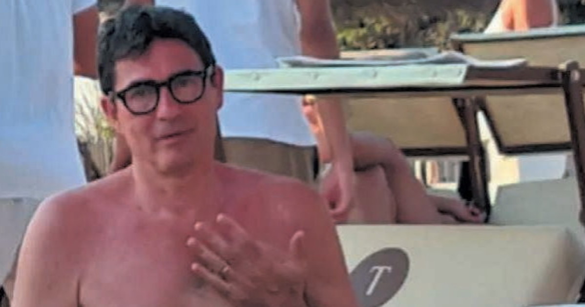 le vacanze di fratoianni tesla mare e bollicine da Liberoquotidiano.it le vacanze di fratoianni tesla mare e bollicine