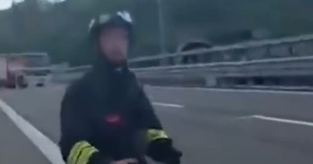 barberino del mugello non farlo la agente in ginocchio ma federico si lancia nel vuoto un video agghiacciante da Liberoquotidiano.it barberino del mugello non farlo la agente in ginocchio ma federico si lancia nel vuoto un video agghiacciante