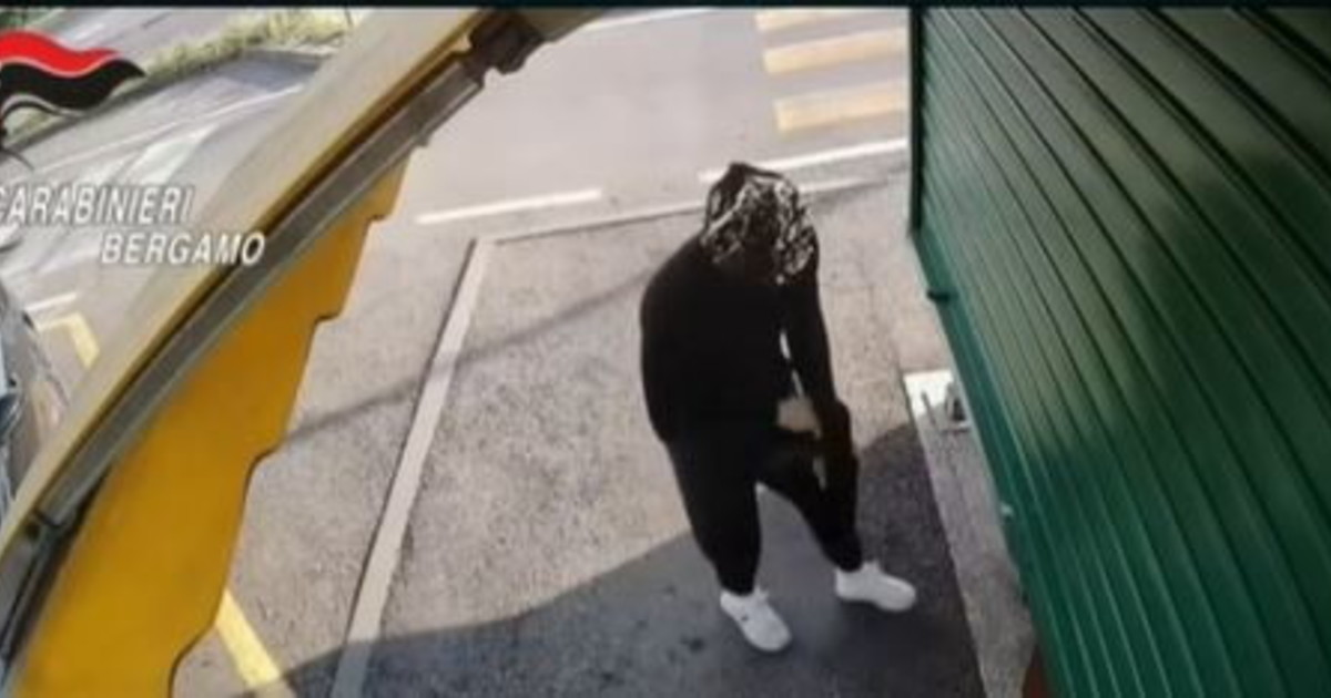 la battaglia a colpi di kalashnikov tra marocchini terrore a bergamo da Liberoquotidiano.it la battaglia a colpi di kalashnikov tra marocchini terrore a bergamo