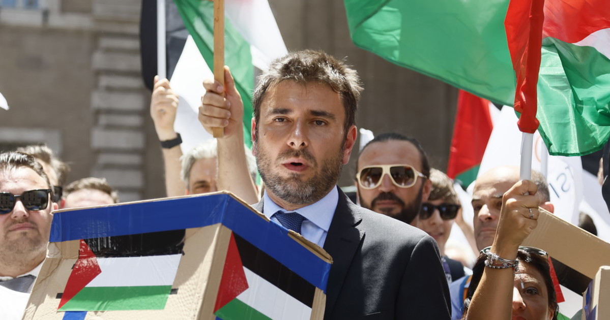 alessandro di battista l appello dell associazione schierarsi non venite al gemelli da Liberoquotidiano.it alessandro di battista l appello dell associazione schierarsi non venite al gemelli