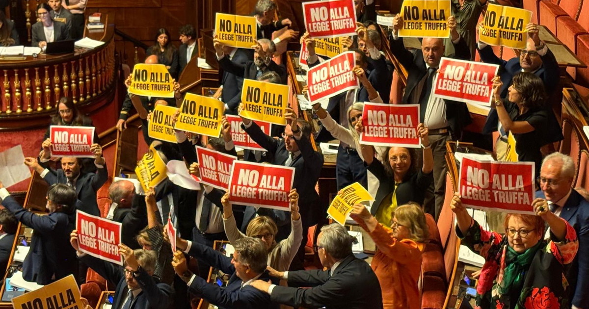 legge elettorale ok al senato pagliacciata sinistra in aula cosa hanno esposto da Liberoquotidiano.it legge elettorale ok al senato pagliacciata sinistra in aula cosa hanno esposto