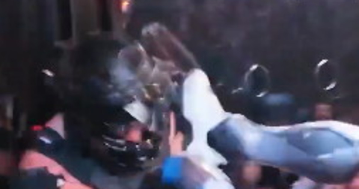 l uomo sfida il robot sul ring viene massacrato a calci e pugni da Liberoquotidiano.it l uomo sfida il robot sul ring viene massacrato a calci e pugni