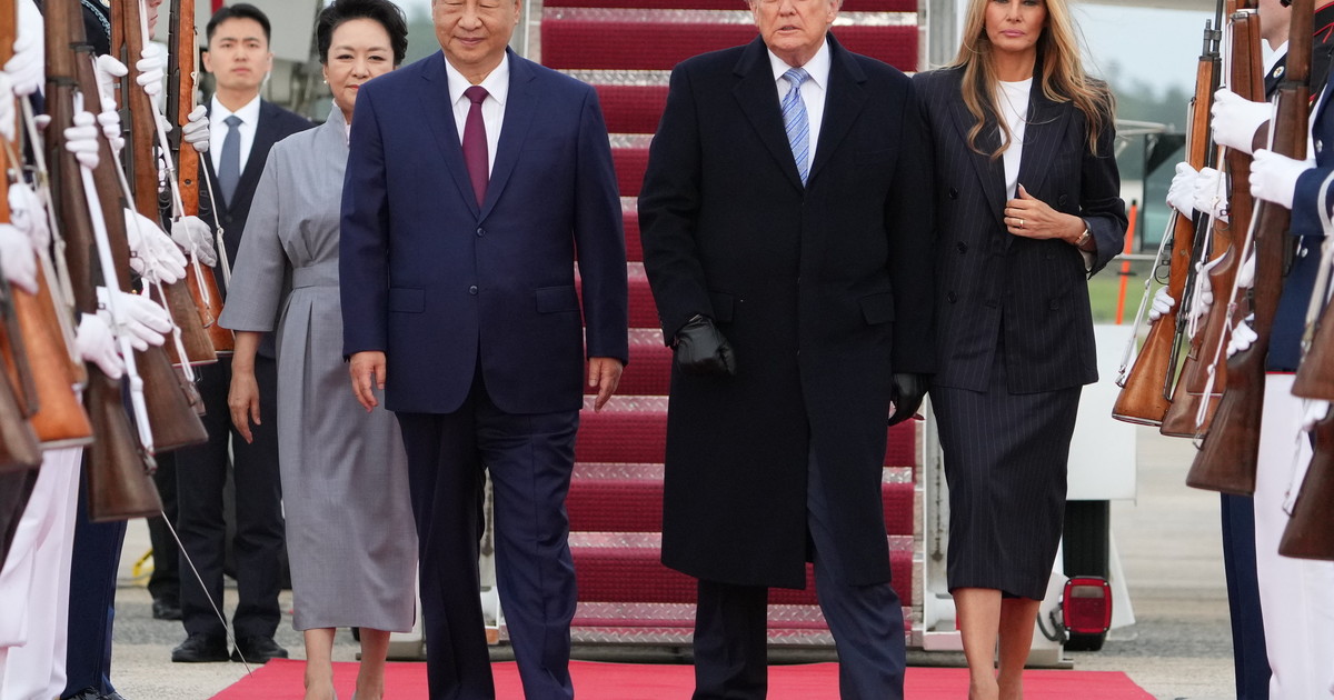trump accoglie xi con guanti e cappotto ma ci sono 19 gradi la foto che solleva i dubbi da Liberoquotidiano.it trump accoglie xi con guanti e cappotto ma ci sono 19 gradi la foto che solleva i dubbi