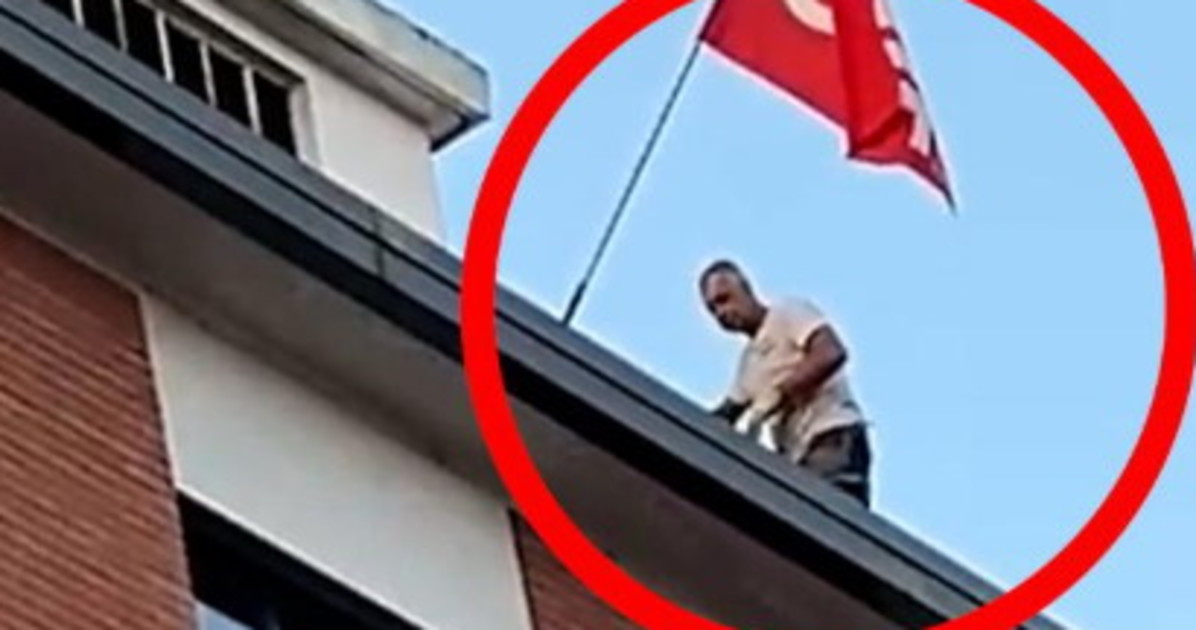 torino operaio senza protezioni lavora sul tetto della cgil esplode il caso da Liberoquotidiano.it torino operaio senza protezioni lavora sul tetto della cgil esplode il caso