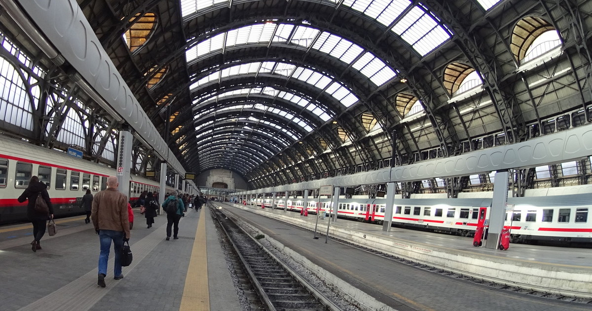milano la stazione centrale come un campo di battaglia coltello conficcato nella schiena da Liberoquotidiano.it milano la stazione centrale come un campo di battaglia coltello conficcato nella schiena