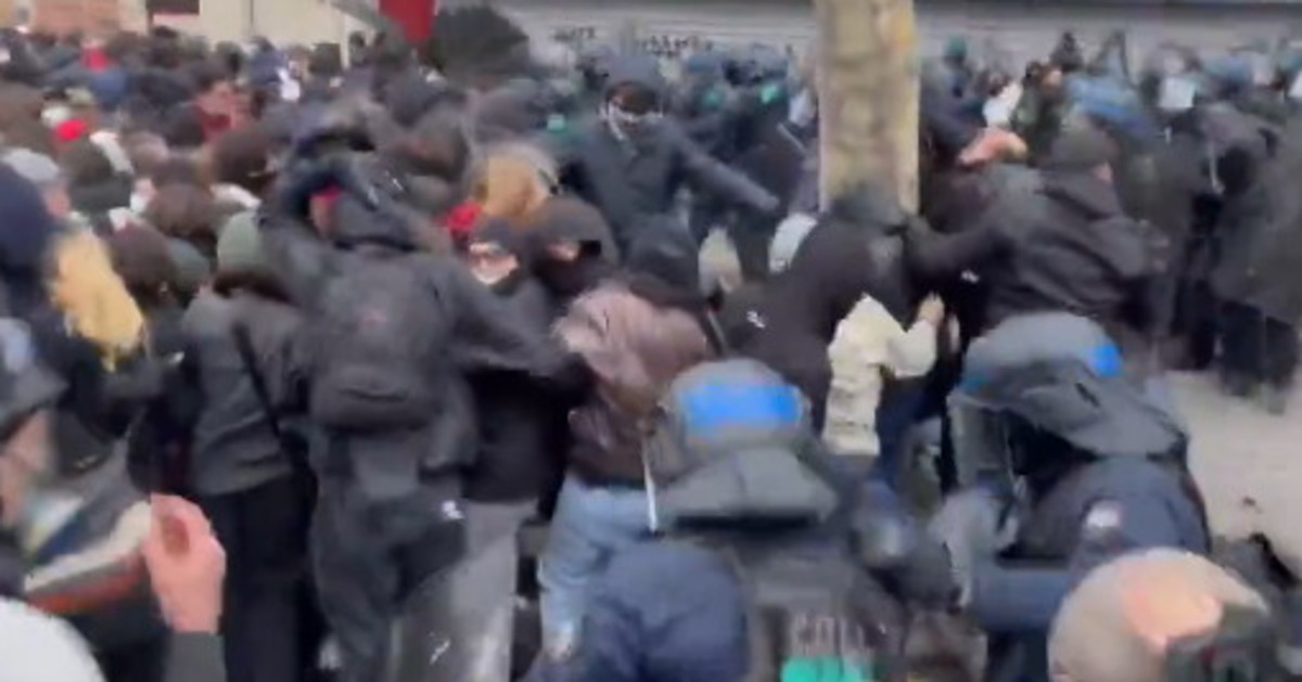 francia folle protesta degli studenti a marsiglia preside cosparso di benzina da Liberoquotidiano.it francia folle protesta degli studenti a marsiglia preside cosparso di benzina