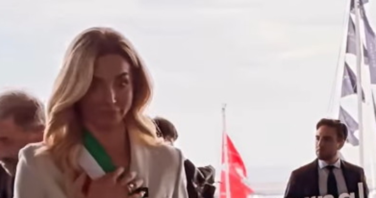 silvia salis saluta giorgia meloni occhio alla sua faccia da Liberoquotidiano.it silvia salis saluta giorgia meloni occhio alla sua faccia