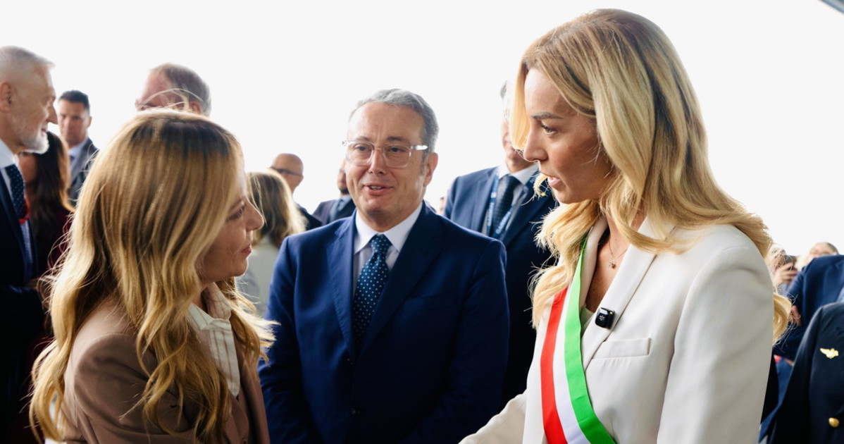 silvia salis lasciata gi249 dal palco il pd d224 i numeri fango su meloni da Liberoquotidiano.it silvia salis lasciata gi249 dal palco il pd d224 i numeri fango su meloni