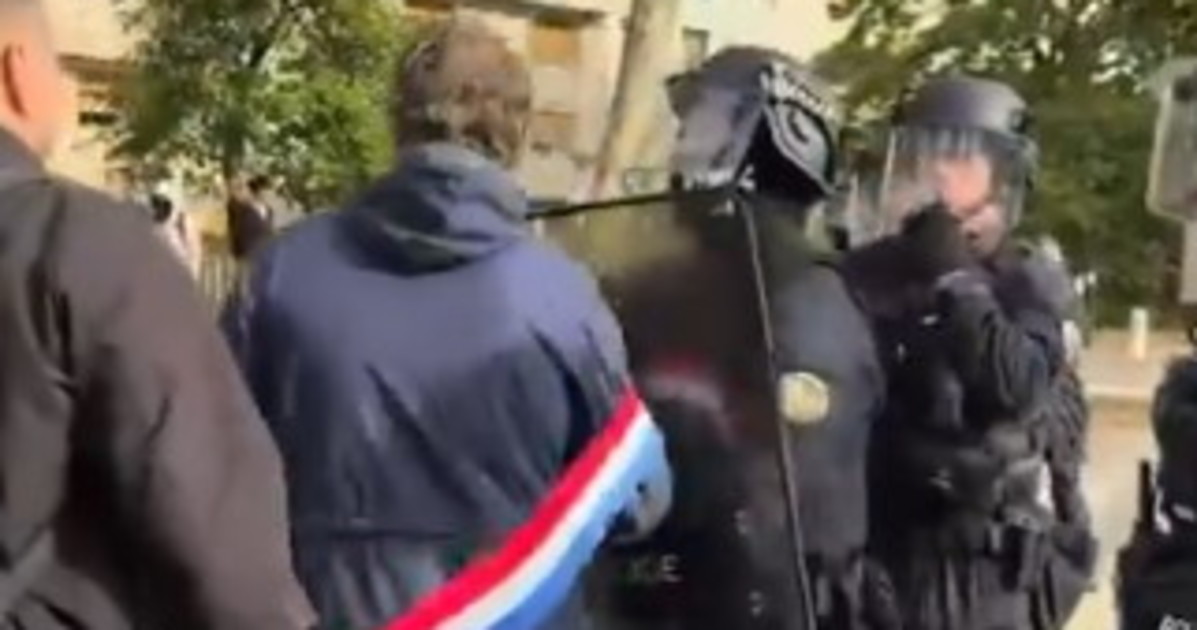 francia il deputato di sinistra spinge i poliziotti durante le proteste dei maranza da Liberoquotidiano.it francia il deputato di sinistra spinge i poliziotti durante le proteste dei maranza