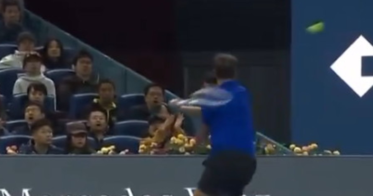 daniil medvedev perde la testa contro djokovic pallinata choc a uno spettatore da Liberoquotidiano.it daniil medvedev perde la testa contro djokovic pallinata choc a uno spettatore